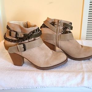 Heeled boots with metal accents